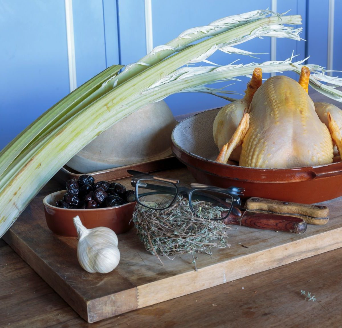 Poule Grise du Vercors à l’ail IGP de la Drôme, aux olives de Nyons et parfumée au Thym